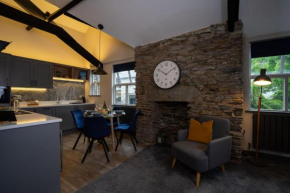 Spacious - Contemporary 2BR Apartment - Central Ambleside - Parking